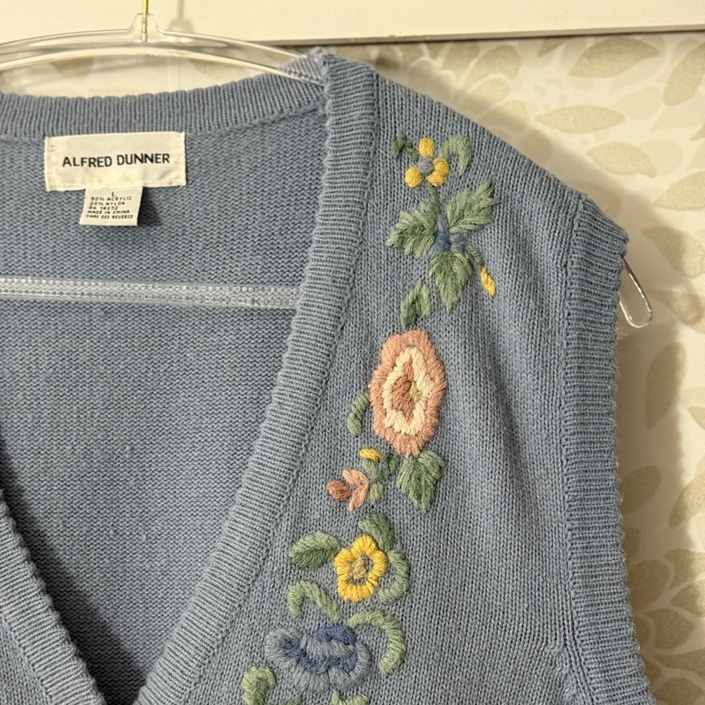 Alfred Dunner Women’s L Light Blue Embroidered Flowers Cardigan Sweater Vest - Picture 4 of 8